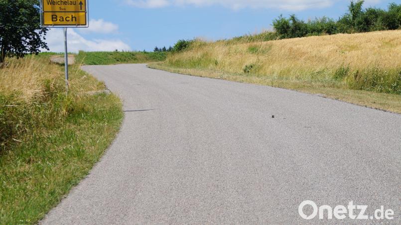 Noch liegt Rollsplit auf der Gemeindeverbindungsstraße Bach-Weichelau, weswegen die Strecke auf Kilometer in der Stunde begrenzt ist. Der Auftrag zur Oberflächenbehandlung wurde bereits vergeben Bild: wel