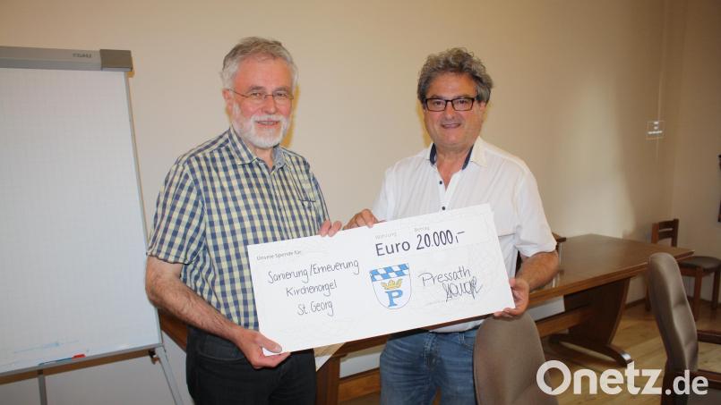 Mit 20.000 Euro unterstützt die Stadt (rechts Bürgermeister Bernhard Stangl) die Sanierung der Orgel in der Georgskirche. Stadtpfarrer Edmund Prechtl dankte den Stadtverantwortlichen für diese großzügige Geste. Bild: bjp