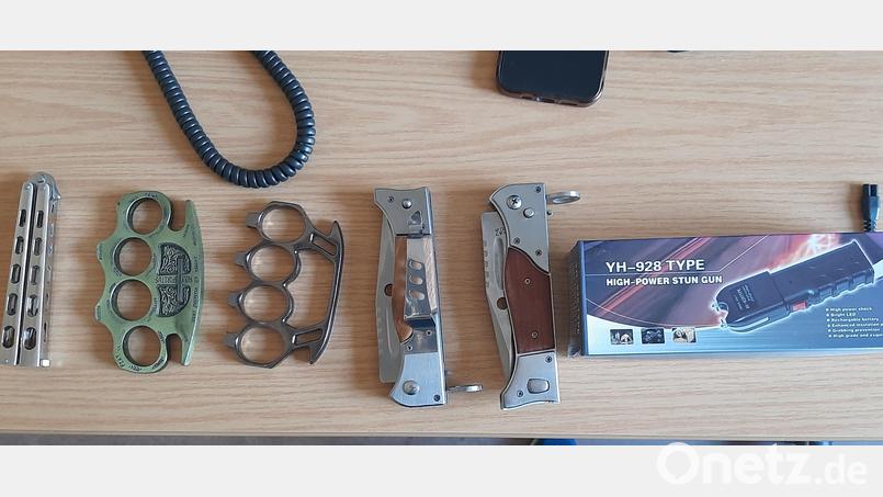 Zivilfahnder der Bundespolizei haben am Wochenende mehrere Waffen sichergestellt, darunter Messer, Schlagringe, Wurfsterne und ein Elektroimpulsgerät. Bild: Bundespolizei Waidhaus