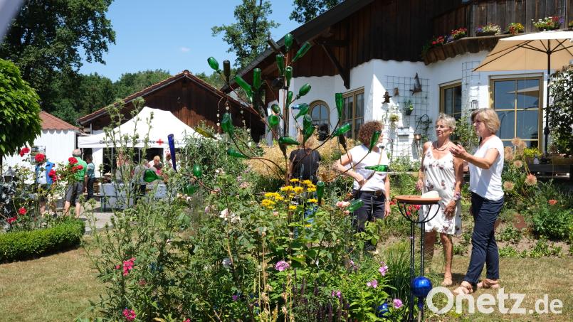 Christa Steiner (Zweite von rechts) führte die Besucher beim Tag der offenen Gartentür durch ihren Nutzgarten in Bruck. Bild: Hirsch