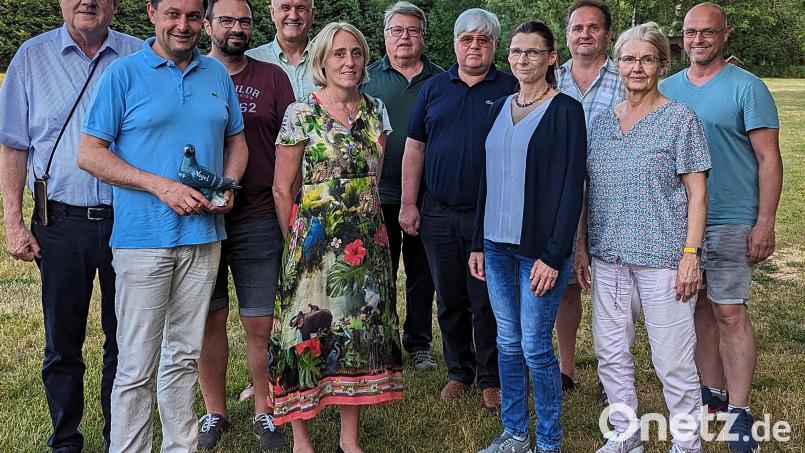 Bei der Neuwahl der Vorstandschaft erhält Hans-Jürgen Gmeiner (4.v.links) einstimmig die Ermächtigung das Vereinskartell zu leiten. Luise Amschl (2.v.re.) ist Stellvertreterin. Bild: R. Kreuzer