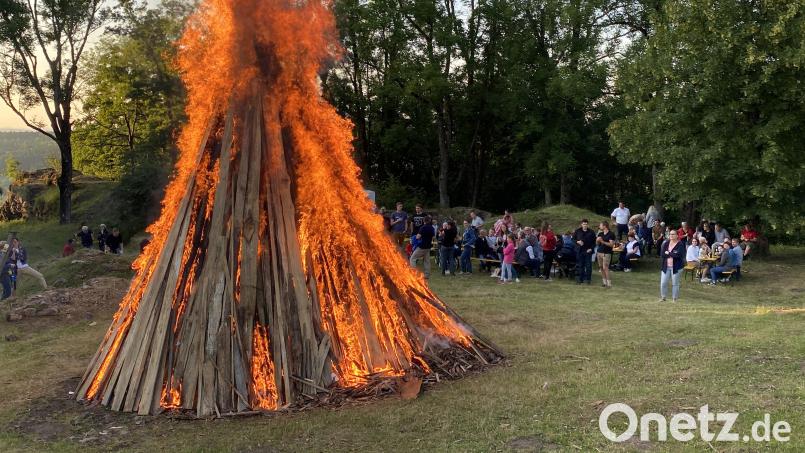 Das Johannisfeuer ist entzündet. Bild: Josef Glas