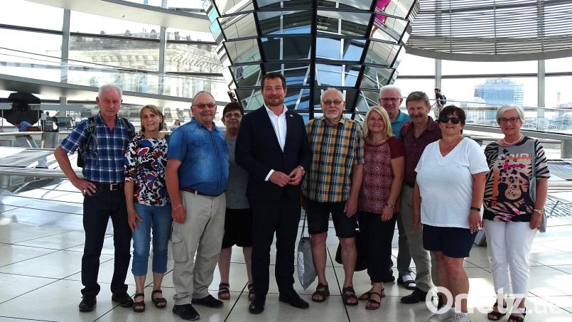 Die Waidhauser Schützen um Rudolf Grundler sen. (Dritter von links) genießen das Zusammentreffen mit MdB Uli Grötsch (Fünfter von links). Bild: pi