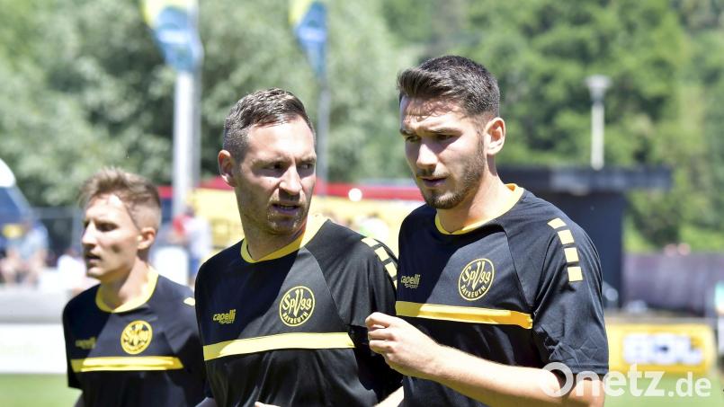 Dennis Lippert (links) spielte bis zum Sommer bei der SpVgg Bayreuth, Johannes Golla (rechts) wechselte vor einem Jahr von Bayreuth nach Eichstätt. Beide Spieler wohnten lange in einer WG in Nürnberg. Markus Ziereis (Mitte) dürfte wohl in Bayreuth bleiben. Bild: Hubert Ziegler