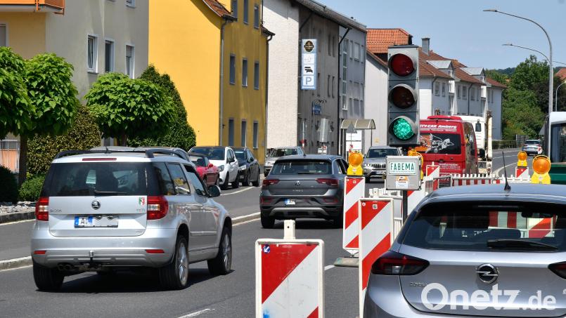 Eigentlich sollte die Baustellenampel in der Drahthammerstraße am Freitag verschwinden. Bild: Petra Hartl