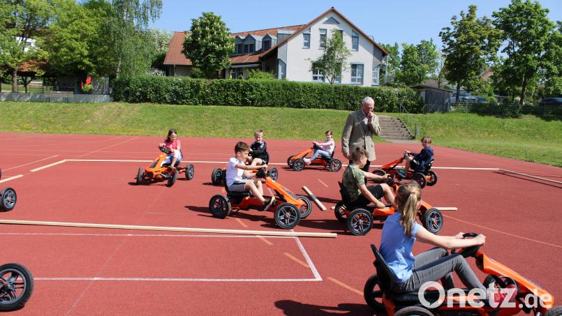 Die Kinder zusammen mit Hermann König, dem Ideengeber für das Kettcar-Projekt. Bild: Kathrin Schmidt