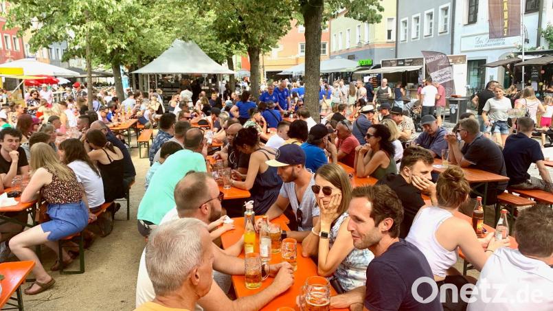 Kein allzu dichtes Gedränge bei kühlem Bier und gefühlten 30 Grad: Das Weidener Bürgerfest verlief ruhig und sicher. Bild: kle