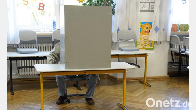 Das Landratsamt ist der Meinung, dass bei der Wahl eines Zweiten Bürgermeisters alle Stimmzettel in einer Wahlkabine ausgefüllt werden müssen. Symbolbild: Petra Hartl