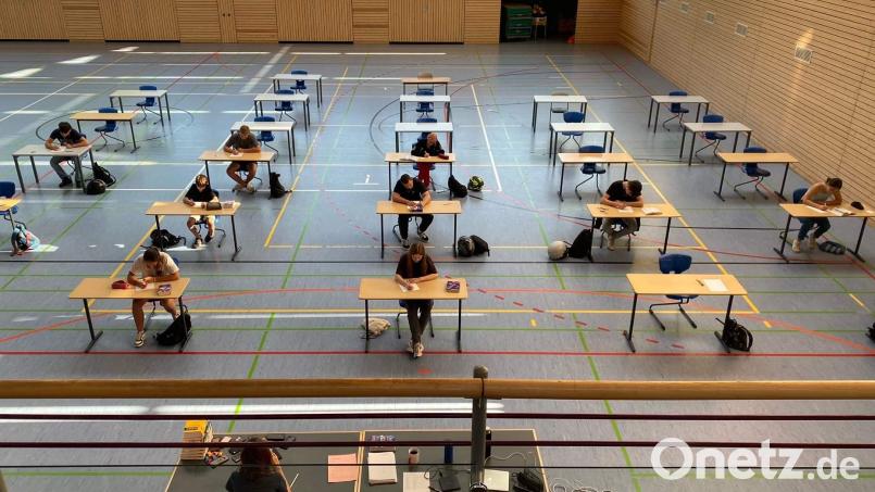 Während die Abiturienten schon ihre Ferien genießen und die Absolventen der Real- und Wirtschaftsschulen ihre Abschlussprüfungen bereits absolviert haben, ist für die Neuntklässler der Mittelschulen – wie hier an der Mittelschule Schnaittenbach – diese Woche Prüfungsstress angesagt. Dies gilt zumindest für jene, die sich den (freiwilligen) Prüfungen für den „Qualifizierenden Mittelschulabschluss” (Quali) unterziehen. Hier die Prüflinge des Englisch-Qualis. Bild: u
