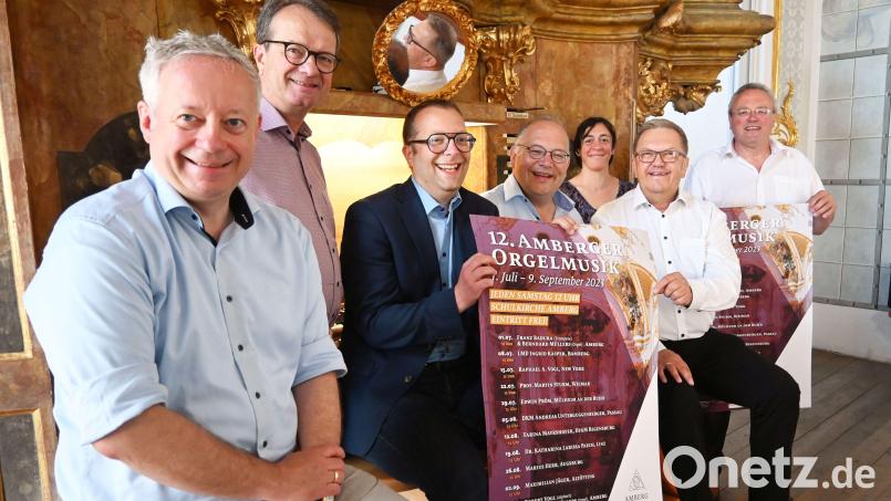 Die Konzertreihe Amberger Orgelmusik präsentierten (von links): Ambergs Kulturreferent Fabian Kern, VR-Bank-Vorstand Dieter Paintner, Stadtpfarrer Thomas Helm, Regionalkantor Bernhard Müllers, Barbara Cosima Frey vom Kulturamt, Bürgermeister Martin Preuß und Franz Meier vom Projekt Orgel St. Martin. Bild: Susanne Schwab, Stadt Amberg/exb