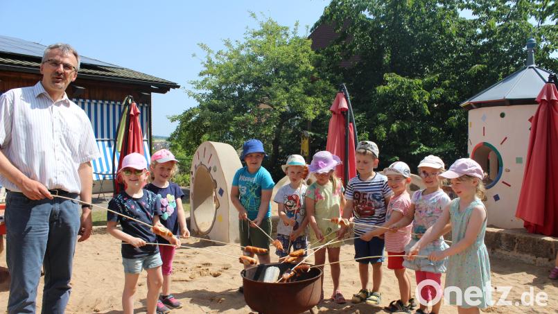 Bei der Sonnwendfeier im Kindergarten in Erbendorf schaute auch Pfarrer Martin Besold vorbei. Bild: Kindergarten Sankt Elisabeth/exb
