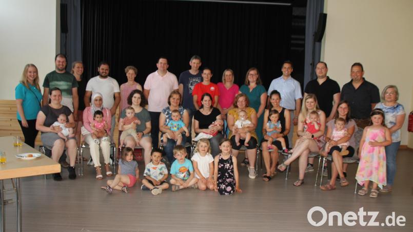 Die jungen Familien ließen sich über alle Möglichkeiten in der Stadt Oberviechtach informieren Bild: frd