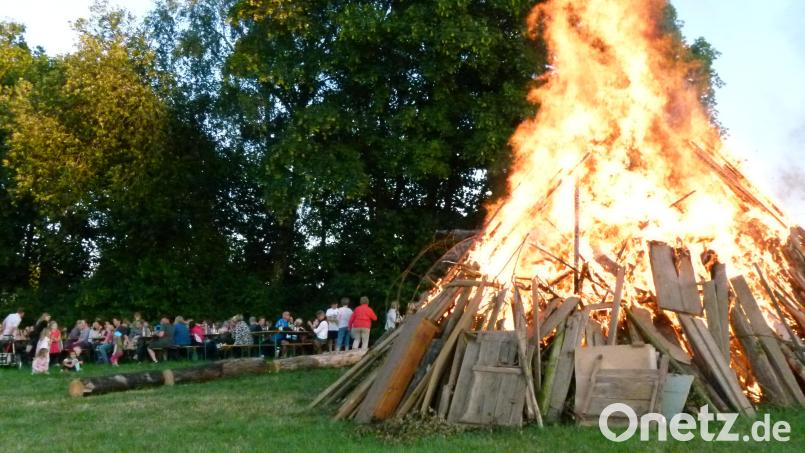 Das Johannisfeuer hat ein stattliches Ausmaß erreicht. Bild: rn