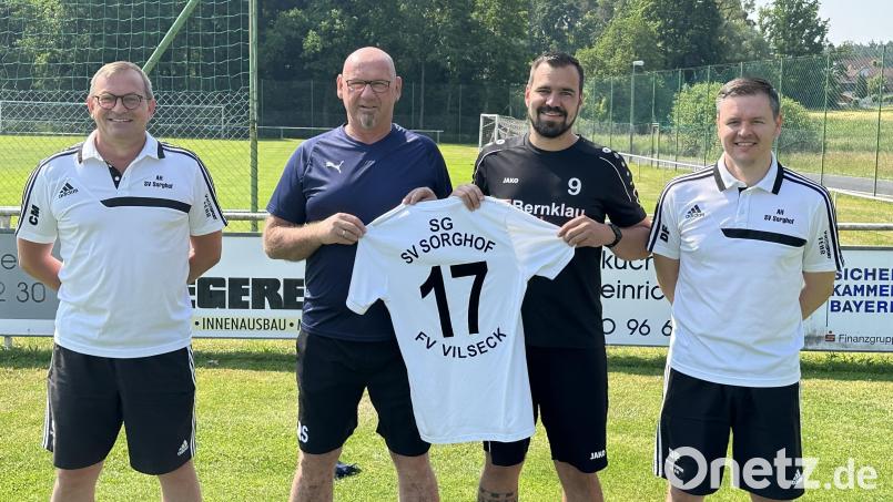 Spielleiter Christian Merkl, Trainer Roman Stütz, Co-Trainer Martin Wölker und Vorsitzender Dominik Fischer (von links). Bild: Ertl, Willi