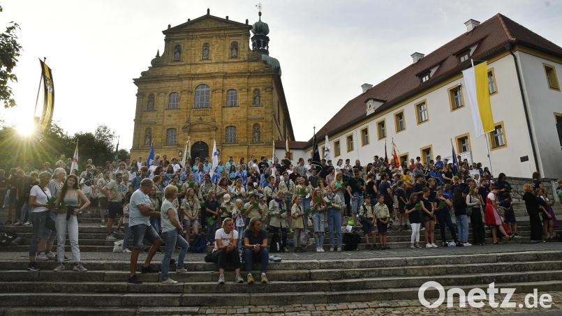 Jugendtag 2022 am Mariahilfberg: Einige sind gekommen, doch viele Stufen sind auch leer geblieben. Ein übliches Bild in den vergangenen Jahren. Archivbild: Petra Hartl