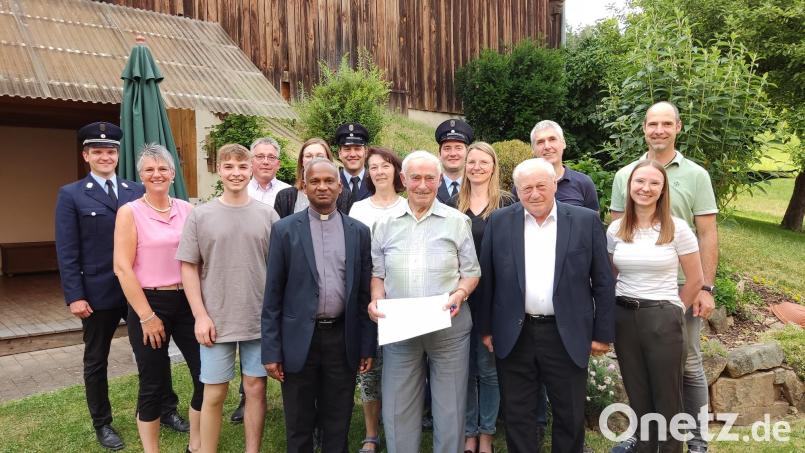 Zusammen mit vielen Gratulanten feierte Franz Kirchberger seinen 90. Geburtstag. Bild: VG Nabburg/exb