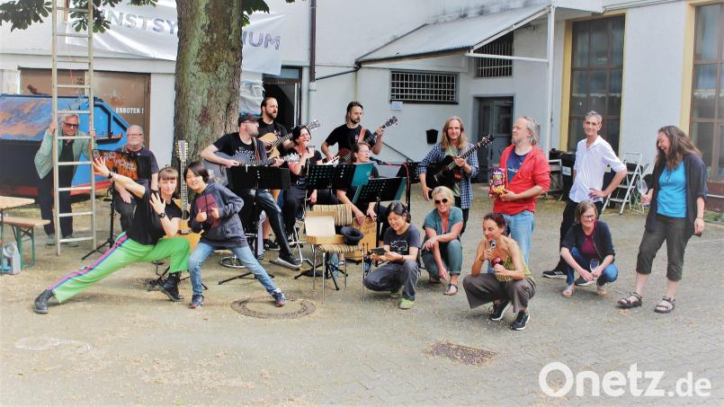 Während der Band-Probe von Zero Fuel, die Cover Songs vom spielten, fanden sich alle Künstler gleichzeitig im Hinterhof ein. Bild: Dagmar Williamson
