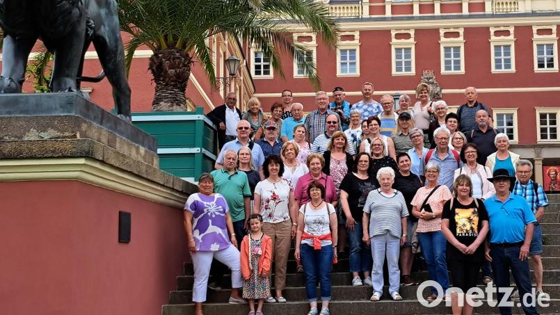 Die &quot;Siedlerfamilie&quot; vor dem Fürst Pückler-Schloss in Bad Muskau. Bild: bk