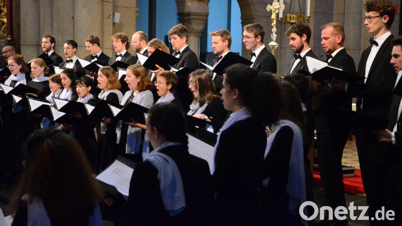Der Kammerchor der Hochschule für Musik Franz Liszt Weimar trägt Nikolaas Schmeers &quot;Missa brevis&quot; vor. Bild: Kunz