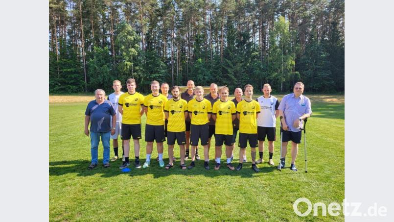 Die Neuzugänge beim SV Kauerhof mit Funktionären und Trainern. Bild: bgü