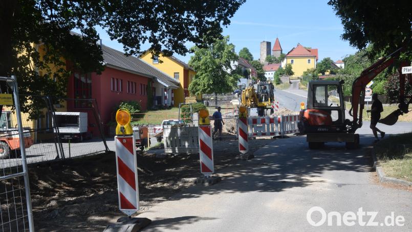 An der Friedhofsallee laufen die Arbeiten bis zum Grünsfelder Platz an. Mit dem Auswechseln der Wasserleitungen wird begonnen. Bild: fz