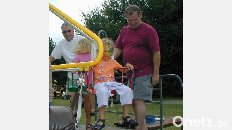 Heinrich Meier (rechts) organisierte viele Jahre gemeinsam mit den Gramaufreunden das Gramaufest, das heuer nach vierjähriger Pause eine Neuauflage erfährt. Bereits vor 20 Jahren stand er gemeinsam mit Rudi Bäumler am Kinderkarussell, das auch heuer wieder seine Runden drehen wird. Archivbild: prh