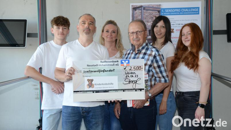 Physio-Praxisinhaber Jürgen Striegl (2. von links) übergibt den symbolischen Spendenscheck an zweiten Vorsitzenden der Kinderkrebshilfe Oberpfalz Nord, Andreas Steinl. Mit bei diesem erfreulichen Ereignis dabei Sohn Lukas Striegl und Ehefrau Manuela Striegl (von links) sowie die Mitarbeiterinnen Laura Schneider und Laura Schlagenhaufer (von rechts). Bild: bey