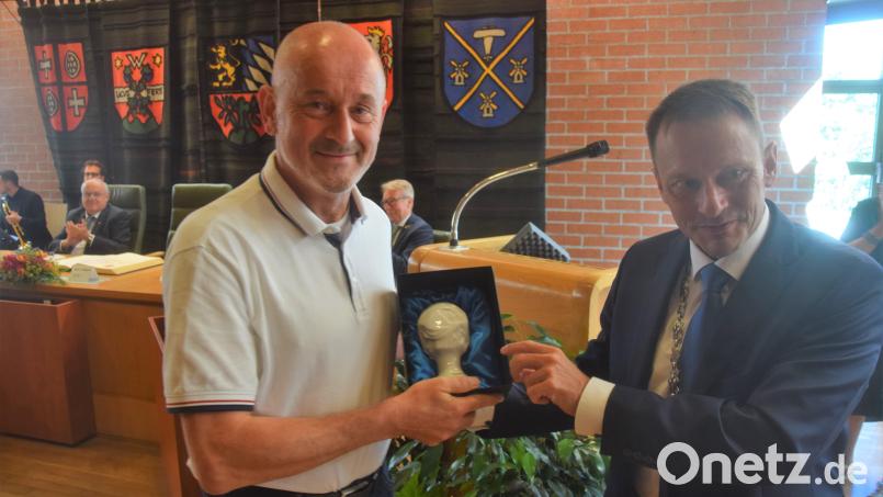 Norbert Wittmann (links) erhält von Oberbürgermeister Jens Meyer den Preis der Stadt Weiden. Bild: fz