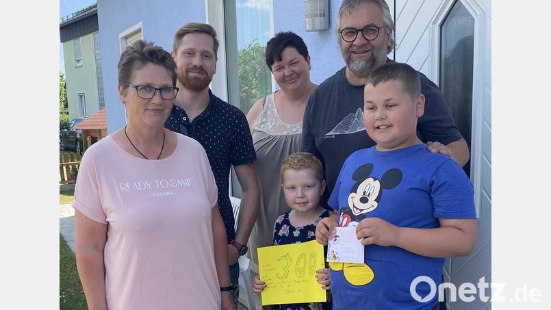 Bettina Bäumler, Julian Bäumler, Mutter Ruprecht, Hannah Rupprecht und Josef Götz und der Bruder von Hannah (von links) bei der Spendenübergabe. Bild: Bonsai/exb