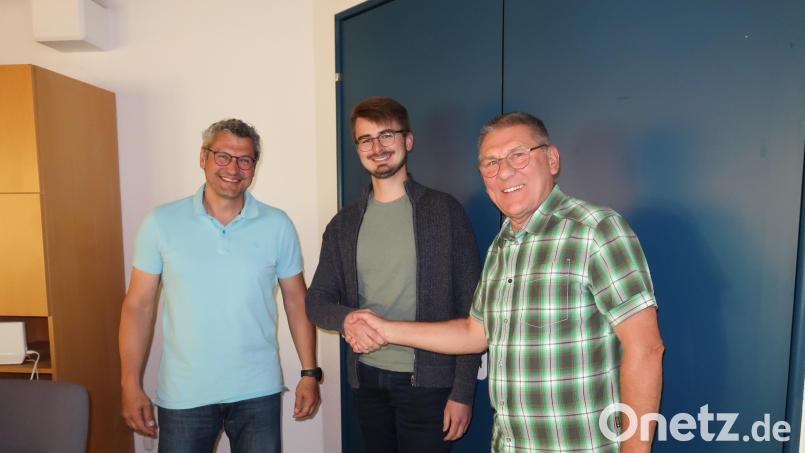 Herzlich willkommen hieß Bürgermeister Oskar Schuster (rechts) nach der Vereidigung Maximilian Heindl (Mitte) im Gemeinderat. Der Fraktionsvorsitzende der CSU, Uwe Heider (links), schloss sich den Glückwünschen an. Bild: bsc