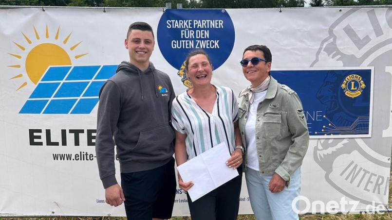 Jungunternehmer Levin Schober von Elite-PV, die Gewinnerin des 1. Preises, ein Gutschein über 2.500;- für eine Photovoltaikanlage, Katrin Frischholz und Präsidentin Petra Helgert vom Lions-Club Goldene Straße. Bild: Fabian Rum/exb