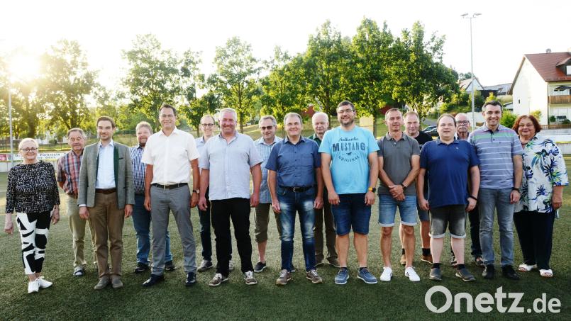 CSU-Kreisvorsitzender Stephan Oetzinger (Dritter von links) freut sich über die erfolgreichen Wahl des CSU-Vorstands mit Markus Scheidler-Diertl und Mario Piller an der Doppelspitze. Bild: bey