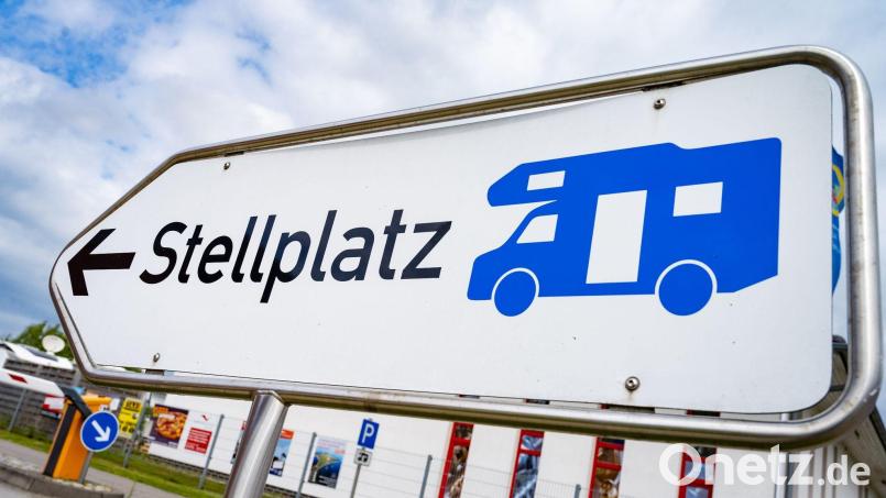 Ein Hinweisschild weist den Weg zu einem Wohnmobilcampingplatz. In der Gemeinde Immenreuth soll es dafür auch außerhalb des Campingplatzes einmal Flächen geben. Symbolbild: Stefan Sauer/dpa