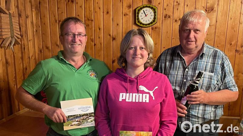 Die drei Gewinner des Sauschießens: (von links) Manfred Becher, Andrea Rupp und Bernhard Weiß. Bild: Annegret Greber/exb