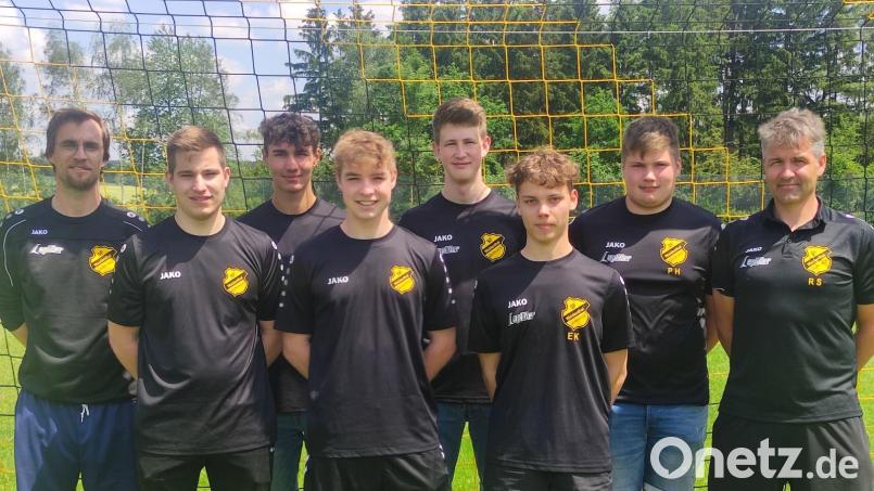 Die Sportfreunde Weidenthal und ihre Neuen: (von links) Abteilungsleiter Klaus Großmann, die Neuzugänge: Andreas Scheck, Florian Meier, Jonas Kirchberger, Johannes Karl, Elias Kiener, Peter Hutzler und Trainer Robert Schafbauer. Bild: Bastian Kraus/exb