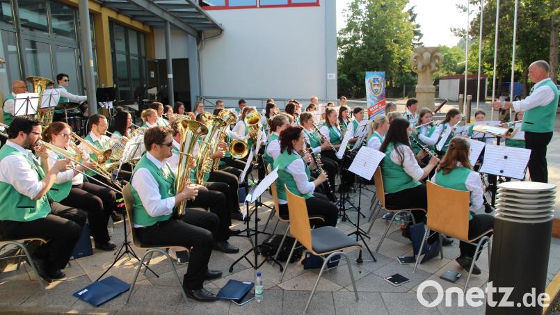 Den Hauptteil der Benefiz-Serenade betritt die Jugendblaskapelle unter Leitung von Dirigent Markus Ferstl. Annähernd 300 Zuhörer erlebten im Schatten der Bäume vor der Nordgauhalle ein kurzweiliges Musikprogramm von großer Bandbreite. Bild: Ferstl/exb