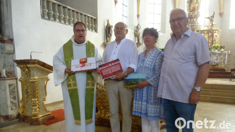 Pfarrer Markus Urban (links) und Kirchenpfleger Hans Dammer gratulierten Adolf Scharf – hier mit Frau Gabi – zum Geburtstag und würdigten sein Engagement. Bild: Mandl/exb