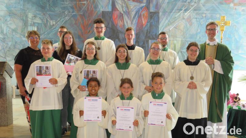 Am Sonntag wurden die drei neuen Minis als Messdiener aufgenommen und gleichzeitig verdiente Ministranten von Pfarrer Thomas Kopp und Gemeindereferentin Claudia Stöckl verabschiedet. Bild: adj
