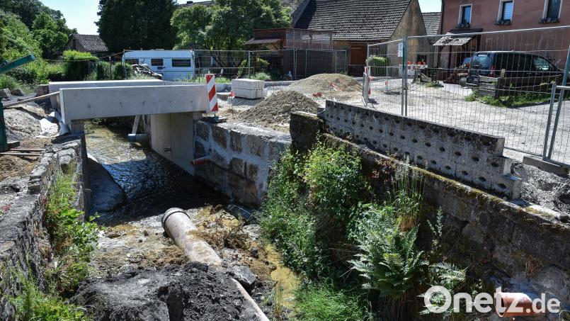 Die Bauarbeiten im Umgriff der Hammerphilippsburg-Brücke sind ins Stocken geraten, aber nächste Woche soll es weitergehen. Bild: Stephan Huber