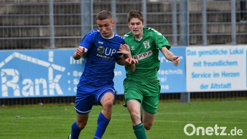 Stefan Pühler (links) traf zum zwischenzeitlichen 1:1 für die SpVgg SV Weiden im Test gegen den 1. FC Schlicht. Archivbild: Nachtigall