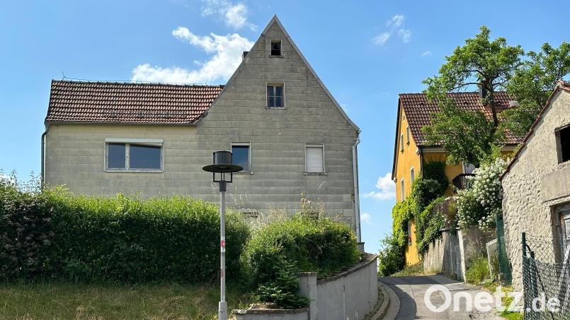 Dieses Bild in Königstein ist bald Geschichte. Das Haus Am Bergl 7 (links) wird abgerissen und die Zufahrt zu den anderen Anwesen verbreitert. Dann haben Feuerwehr und Rettungsdienst im Notfall endlich eine problemlose Zufahrt. Bild: mfh