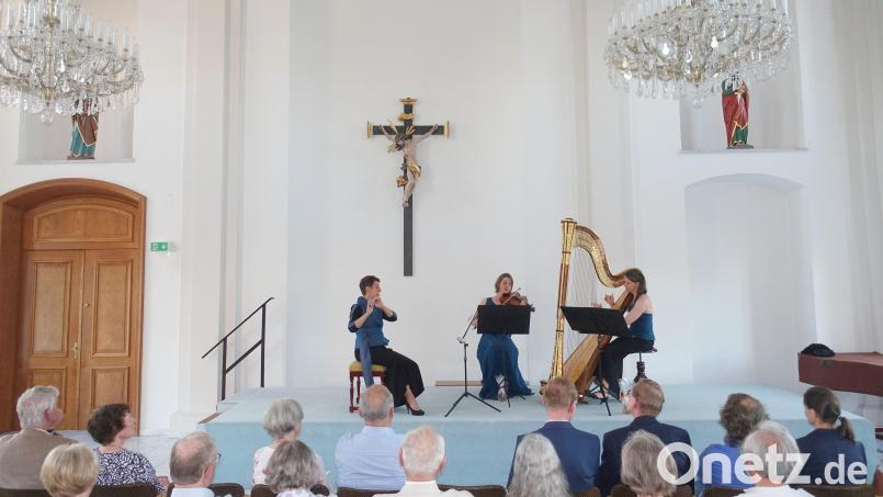 Das Trio Mallarmé gastierte am Sonntag im barocken Festsaal von Schloss Fockenfeld. Dort veranstaltet der Waldsassener Kammermusikkreis im September ein weiteres Konzert. Bild: Johannes Röttges/exb
