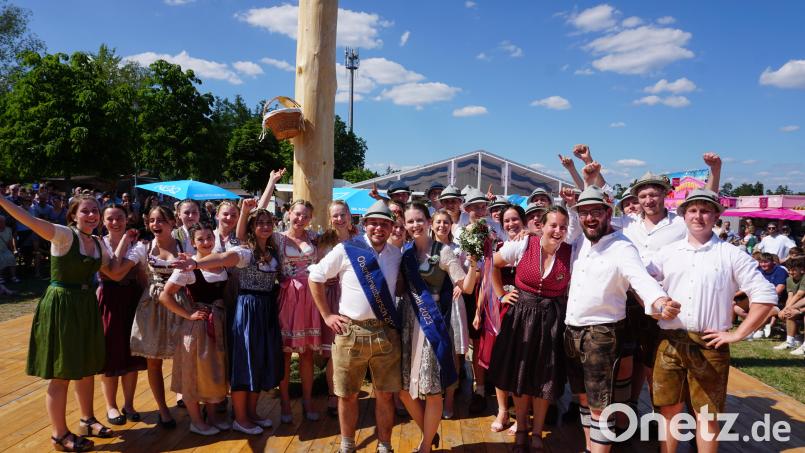 Bei prächtigem Wetter und in bester Stimmung tanzen die Ebermannsdorfer Kirwapaare den Baum aus. Lea Preischl und Fabian Breitkopf (vorn Mitte) sind das neue Oberkirwapaar. Bild: wec