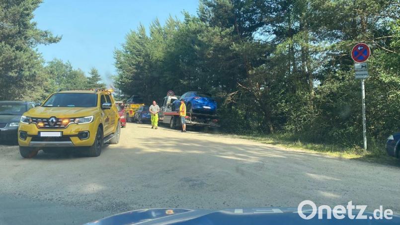 Falschparker an den Seen im Landkreis Schwandorf sind ein großes Problem. Archivbild: Sommer/Polizei/exb