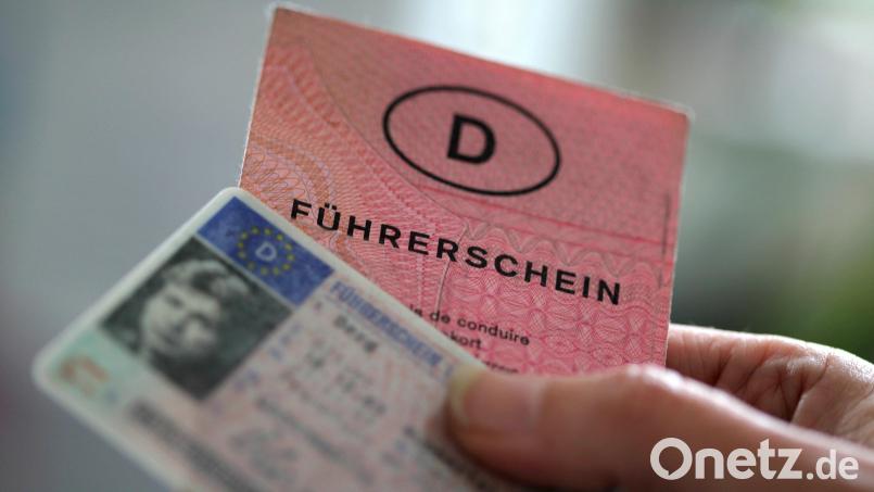 Der Umtausch alter Führerscheine läuft im Landkreis Tirschenreuth nur sehr zögerlich. Rund 4000 Bürgerinnen und Bürger im Landkreis fahren derzeit ohne gültige Fahrerlaubnis. Symbolbild: Oliver Berg/dpa