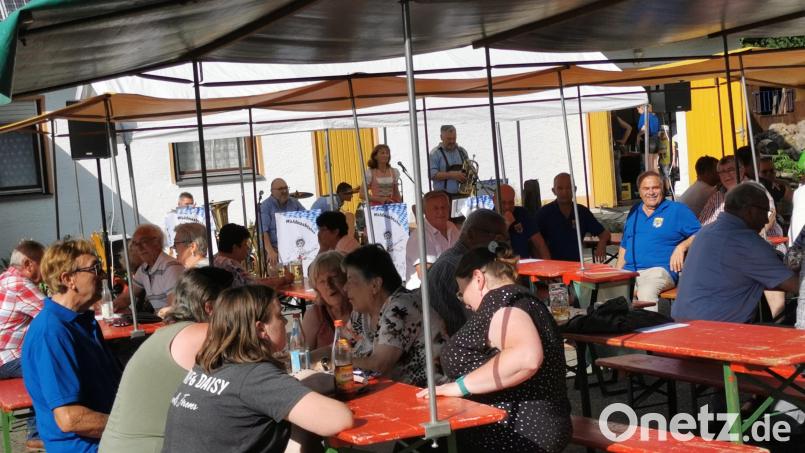 Unter den Sonnendächern ließen sich die Gäste das Essen und die kühlen Getränke schmecken. Bild: Karl Meier/exb