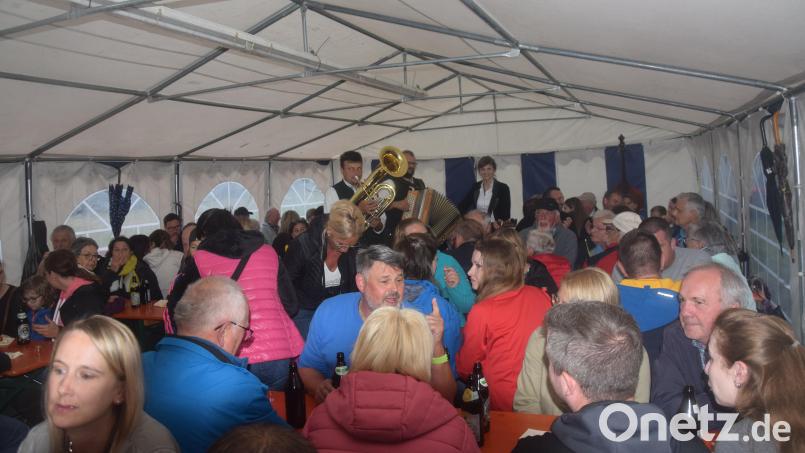 Schon bald herrschte im Festzelt bei der Sonnwendfeier in Bechtsrieth beste Stimmung. Bild: fz