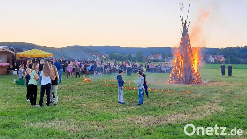 Nach alter Tradition feierte die Kolpingsfamilie Friedenfels die Geburt von Johannes dem Täufer mit einem großen Johannisfeuer. Bild: bsc
