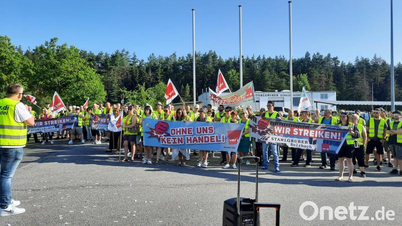 Die Gewerkschaft Verdi fordert für ihre Beschäftigten im Handel 2,50 Euro mehr Stundenlohn. Bei Stahlgruber traten deshalb etwa 180 Beschäftigte einen dreitägigen Warnstreik an. Bild: Christin Rappl/exb