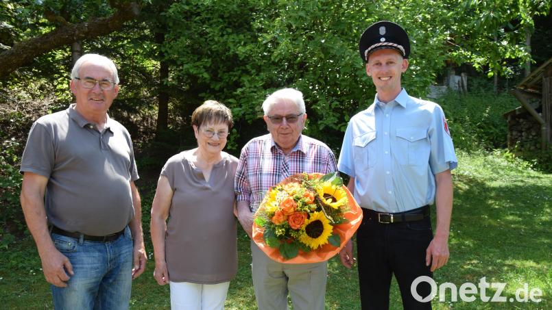 Gratulationscour zum 80. Geburtstag (von links): Zweiter Bürgermeister Martin Bauer, Maria Ferstl, der Jubilar Alois Ferstl und Feuerwehrvorsitzender Stefan Dirmeier. Bild: bö